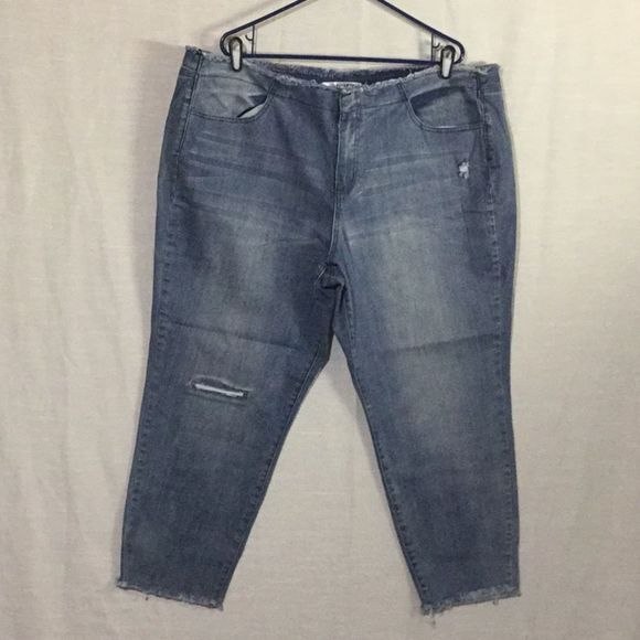mine Denim - MINE Stretch Light Denim Capris Ripped Look